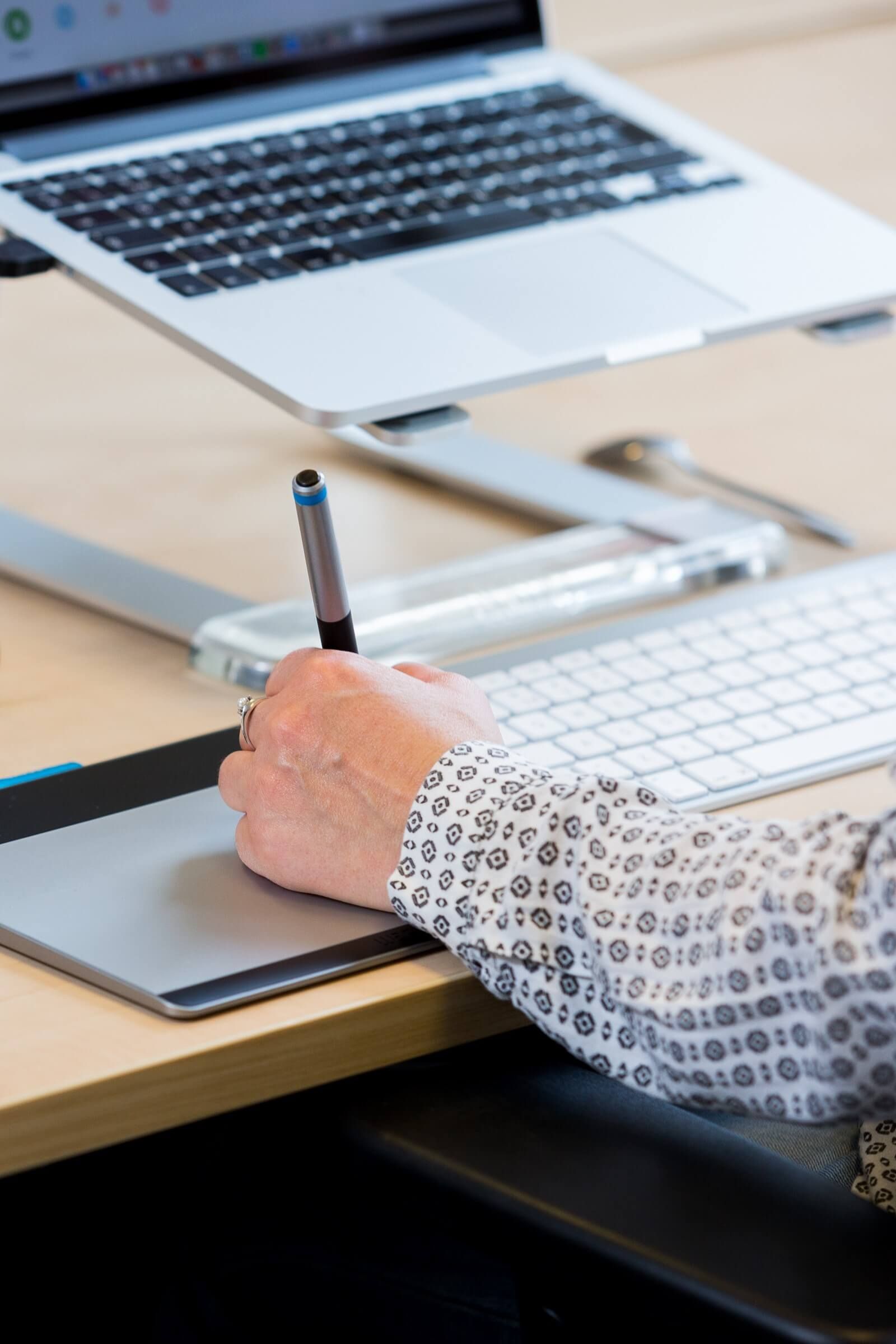 aan het werk achter de laptop