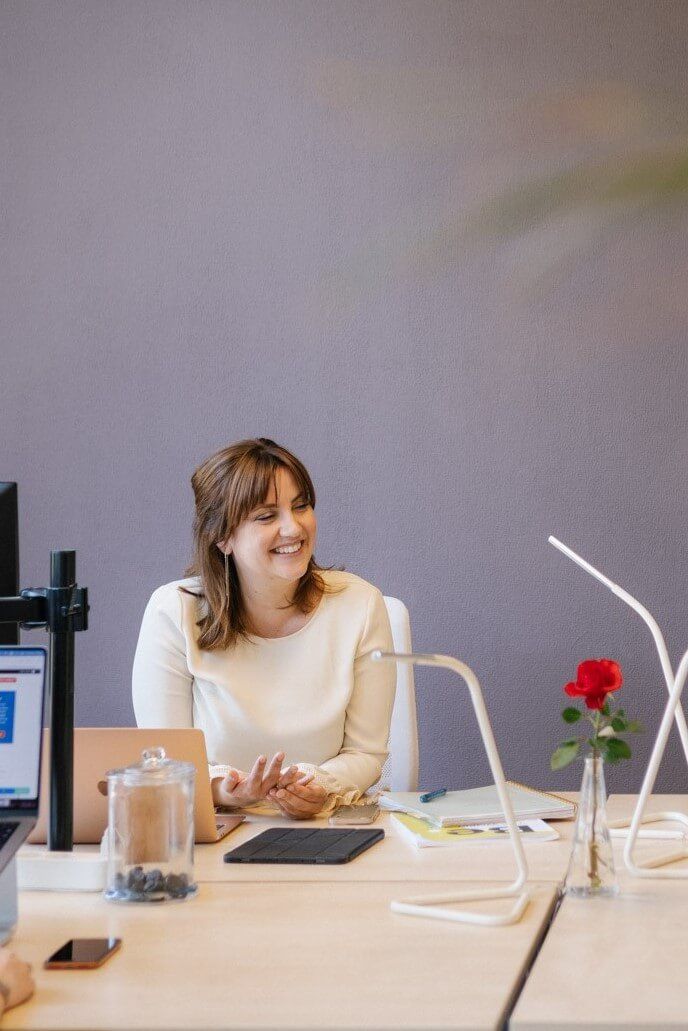 Vrouwelijke ondernemer aan het werk bij Good Place 2 Work Rotterdam