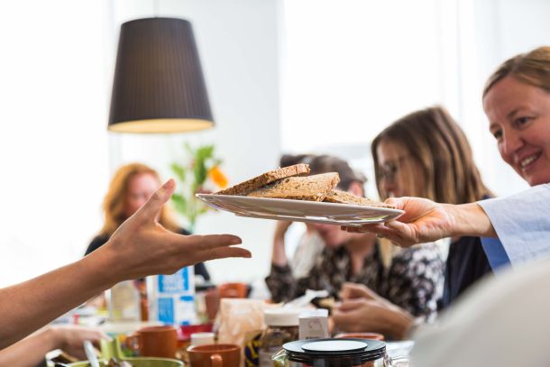 vrouwelijke ondernemers in gesprek aan de lunchtafel bij Good Place 2 Work