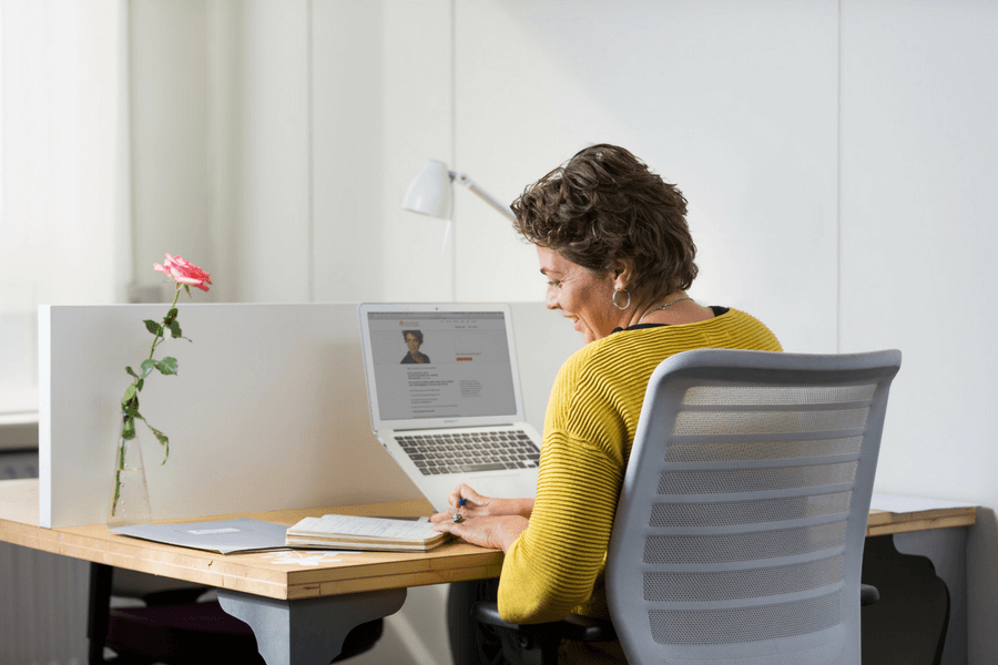 Ilse Breget lachend aan het werk bij Good Place 2 Work