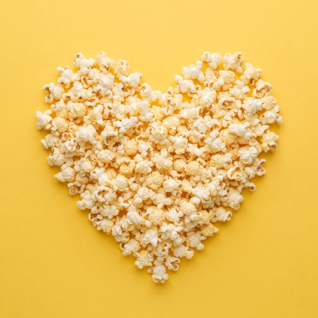 hart van popcorn met een gele achtergrond