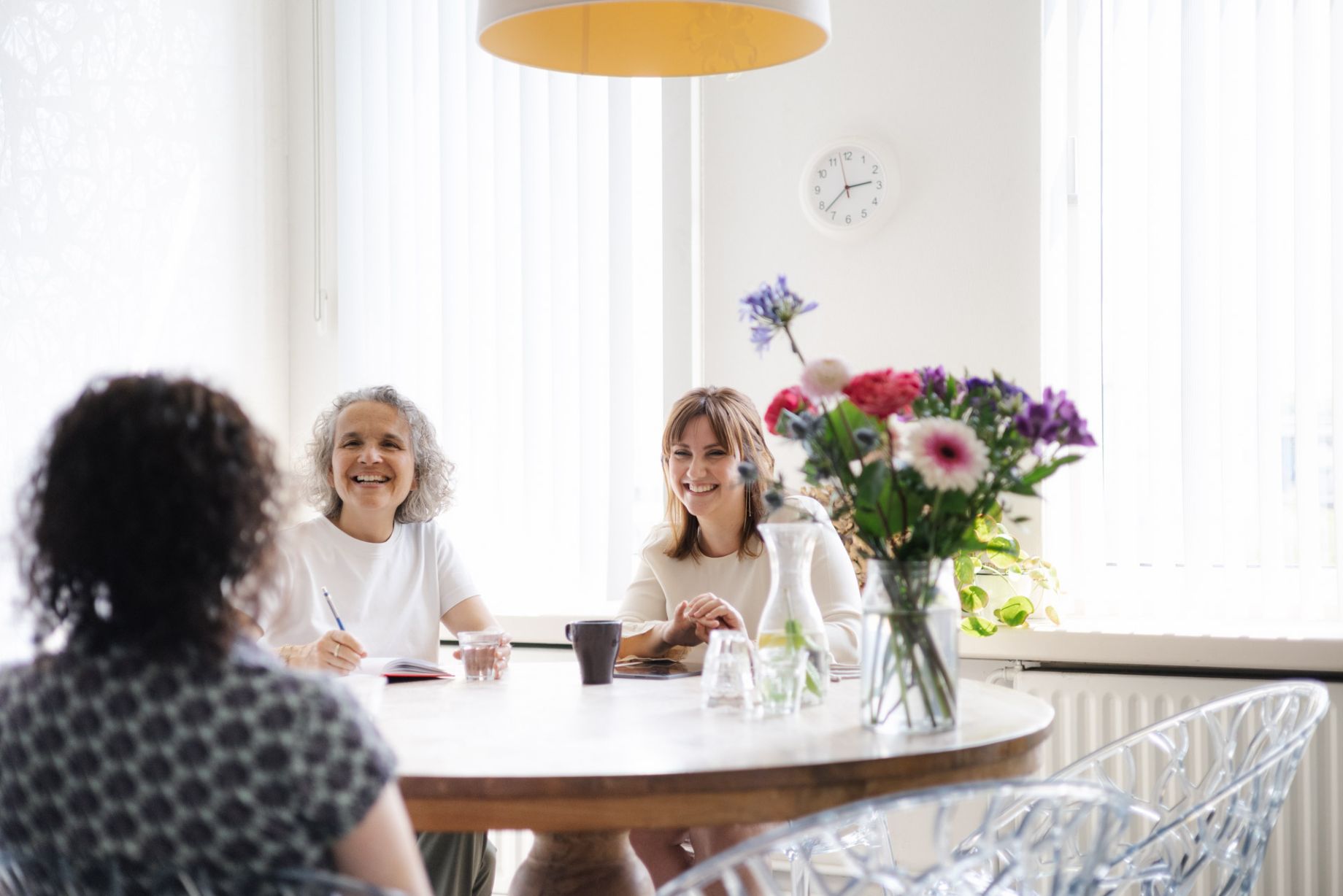 gesprek in een vergaderruimte bij Good Place 2 Work Rotterdam