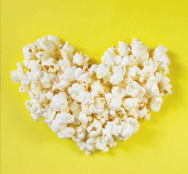 hart van popcorn met gele achtergrond