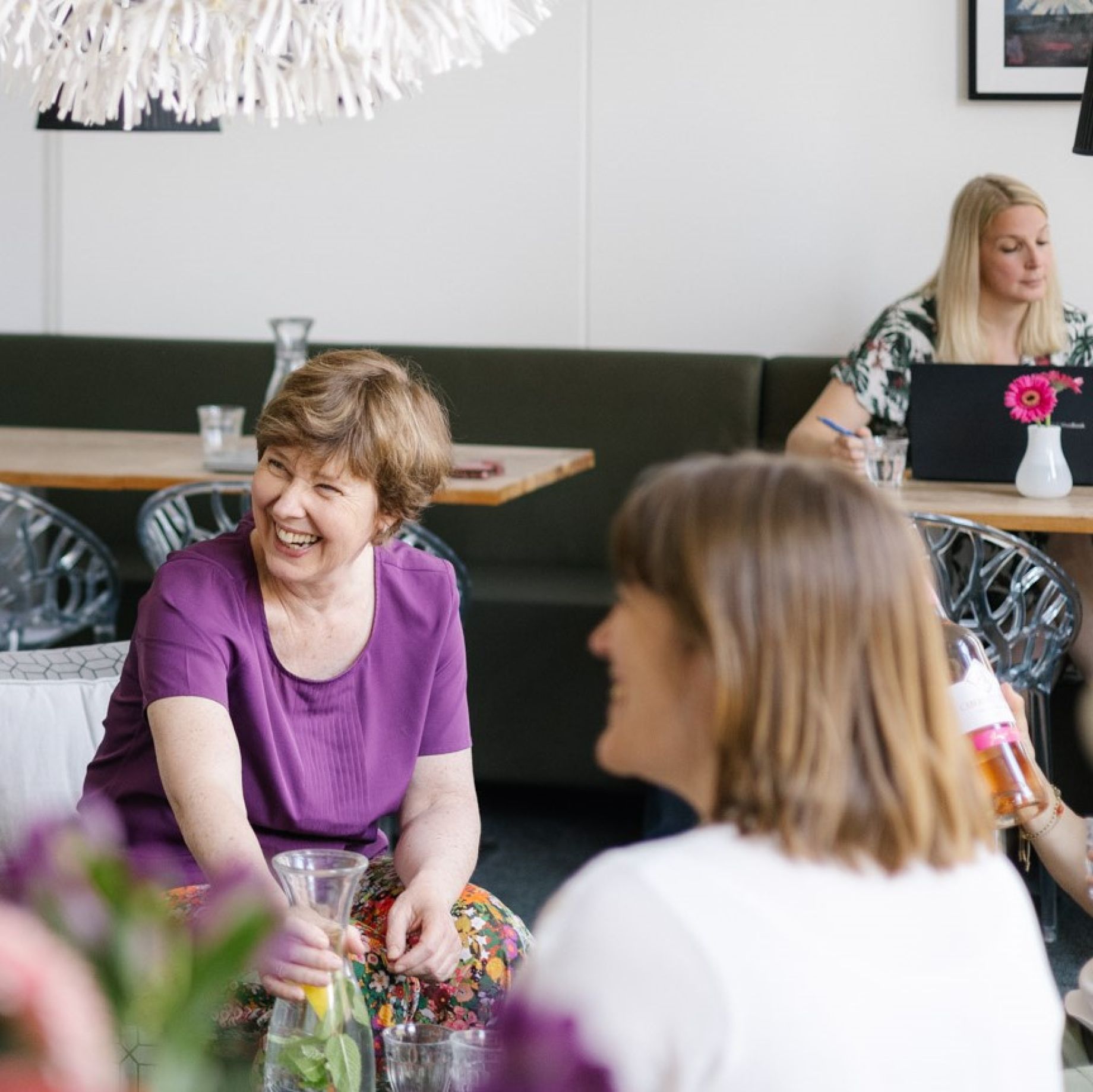 vrouwelijke ondernemers in gesprek bij Good Place 2 Work Rotterdam
