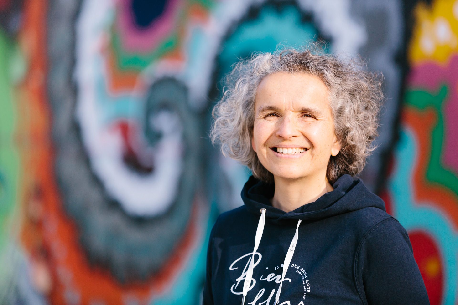 Noëlla de Jager ondernemerscoach en sparringpartner voor een graffitimuur 