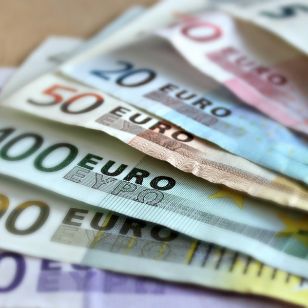 diverse euro briefjes geld 