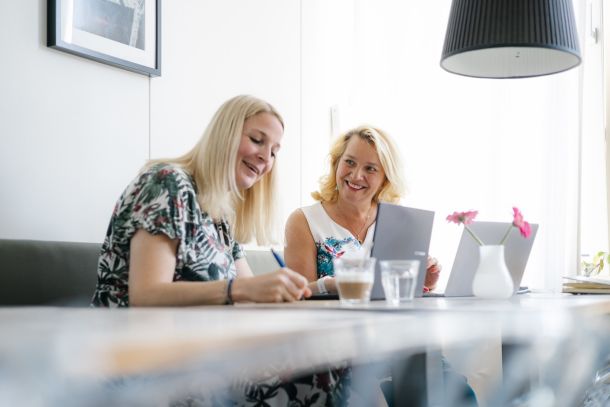 vrouwelijke ondernemers achter hun laptop op de flexwerkplek Good Place 2 Work