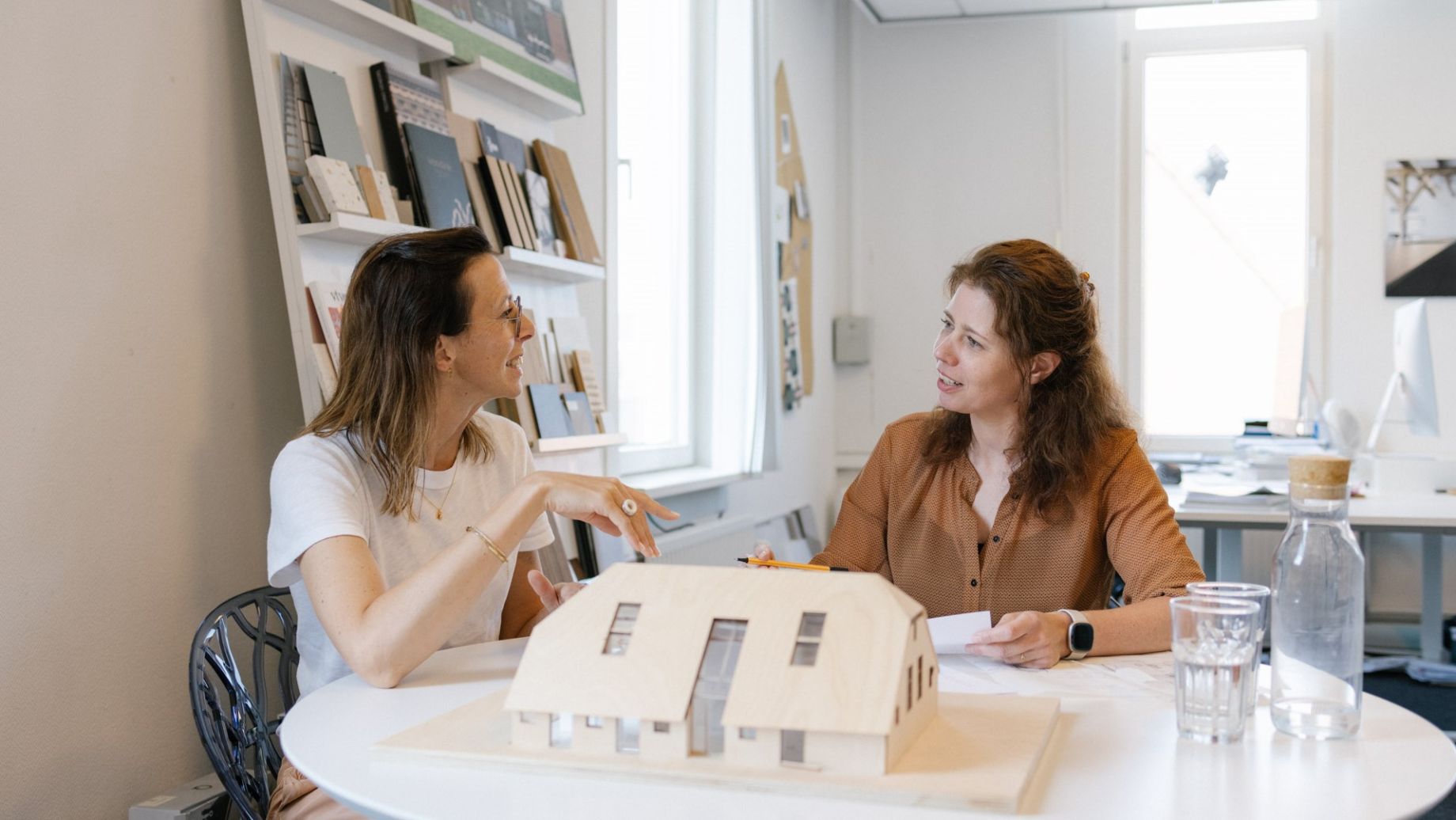 Liesbeth en Debora van Architecten aan Huis in gesprek
