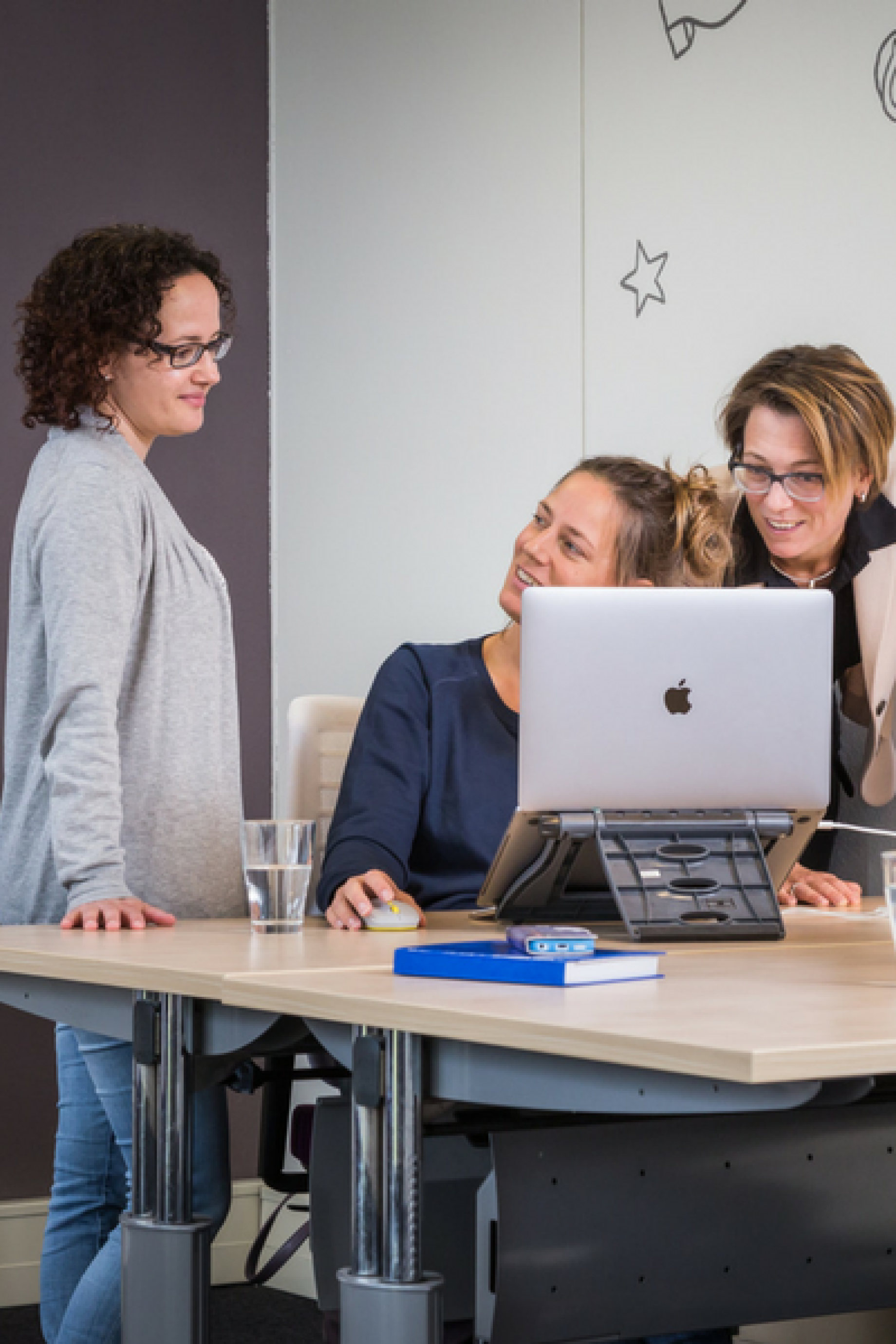 vrouwelijke ondernemers in gesprek achter de laptop